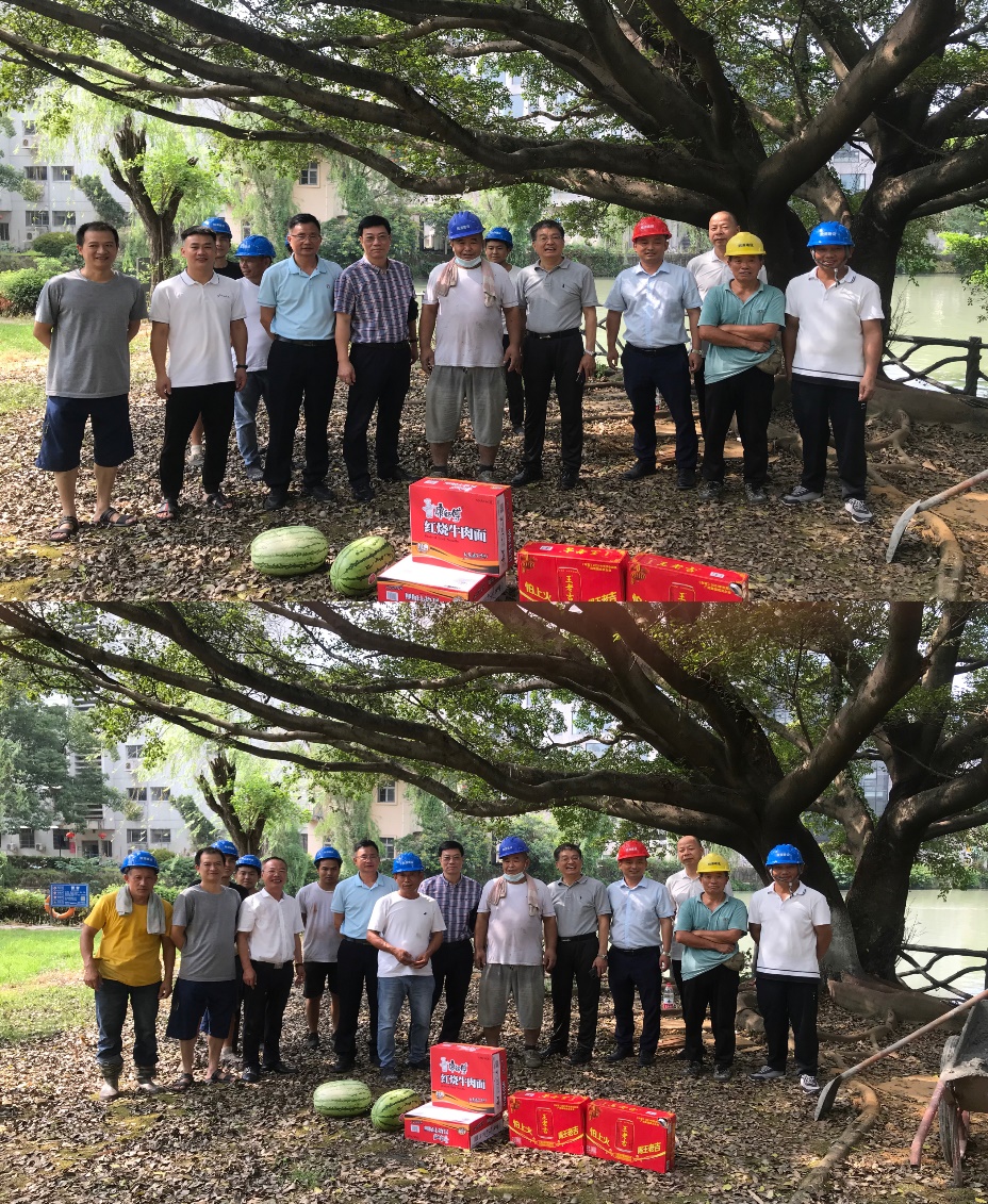 一群人站在树下描述已自动生成