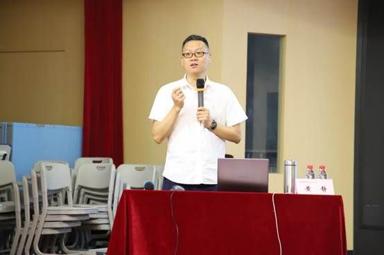 人站在房间里AI 生成的内容可能不正确。