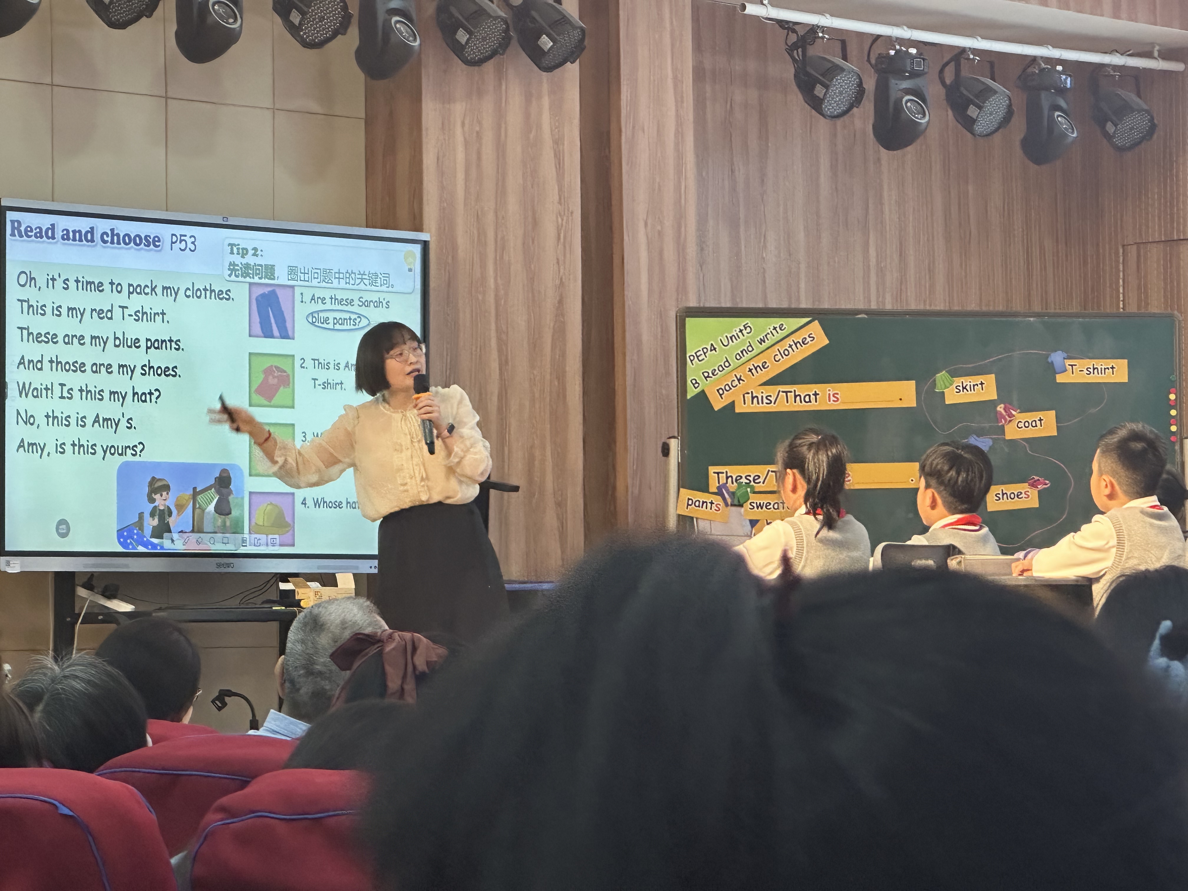 一群人在台上演讲描述已自动生成