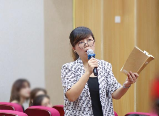 李伊慧老师照片