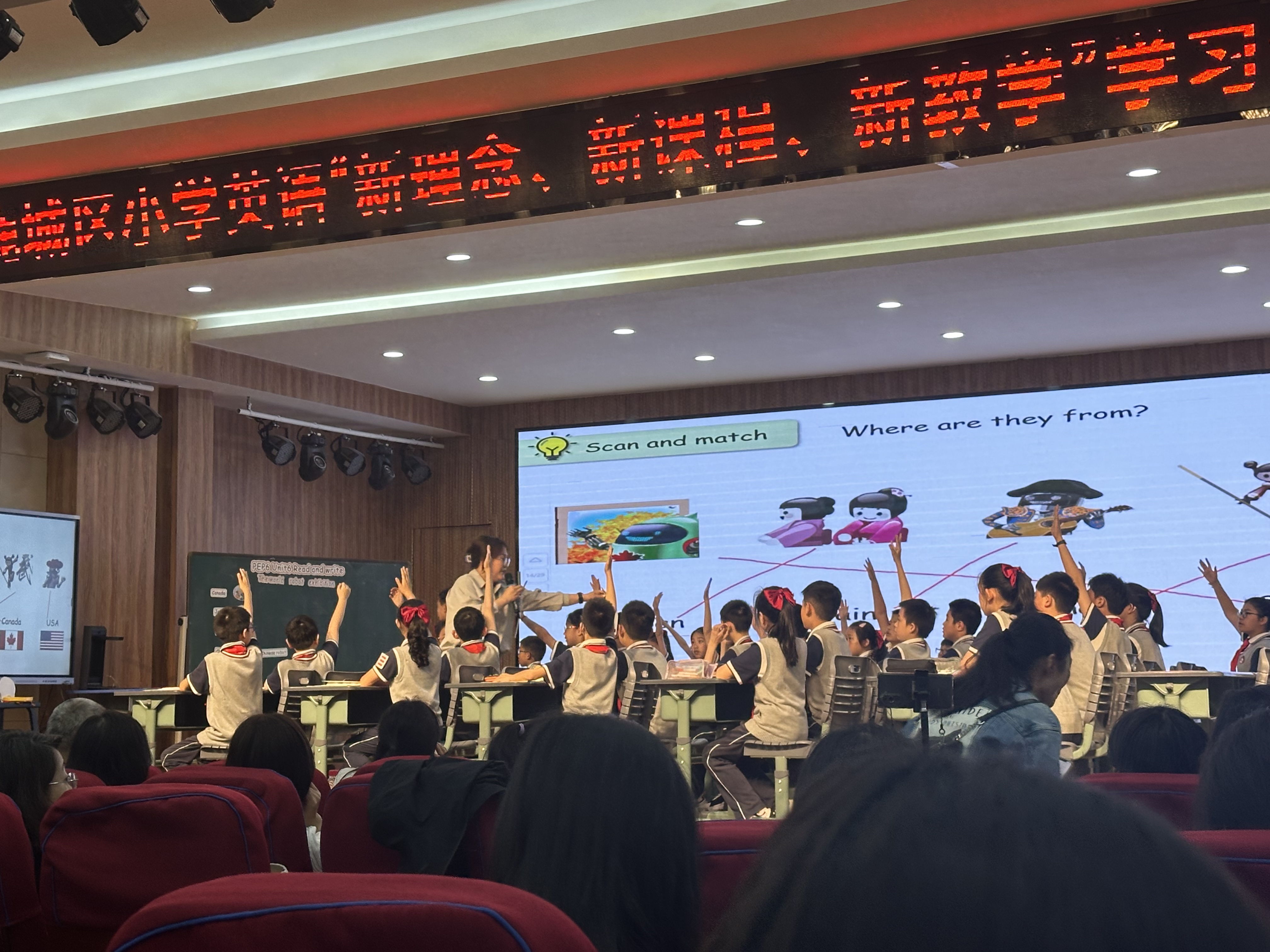 图片包含 室内, 人, 天花板, 房间描述已自动生成