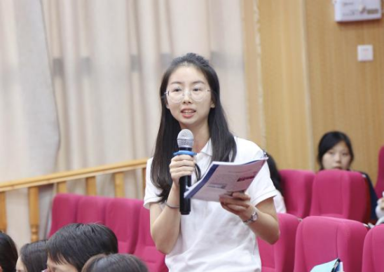 周培培老师照片