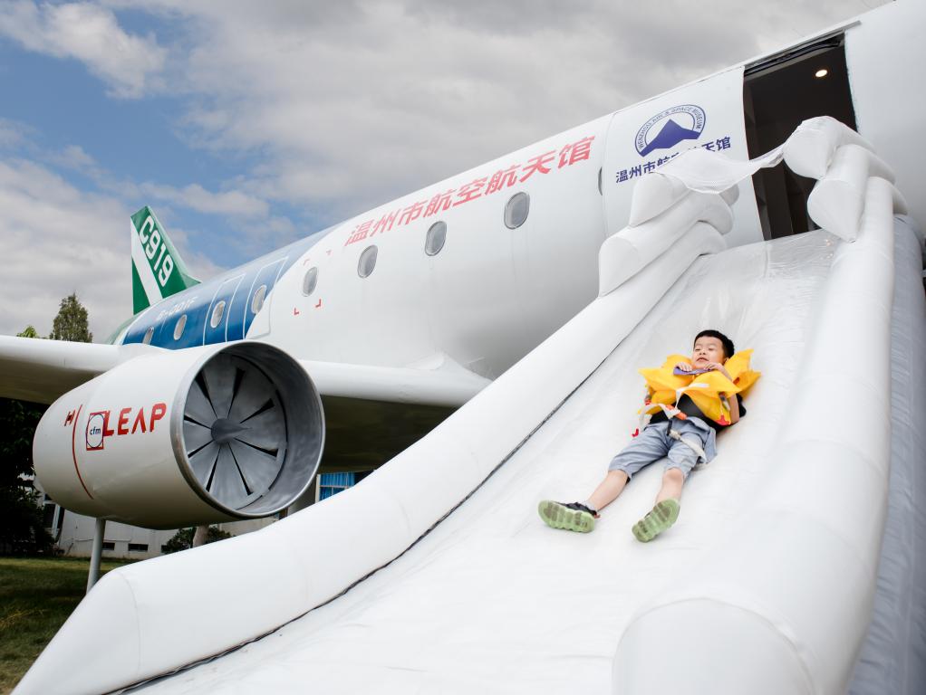 7. “紧急迫降”——员工学习航空安全知识，体验飞机紧急迫降