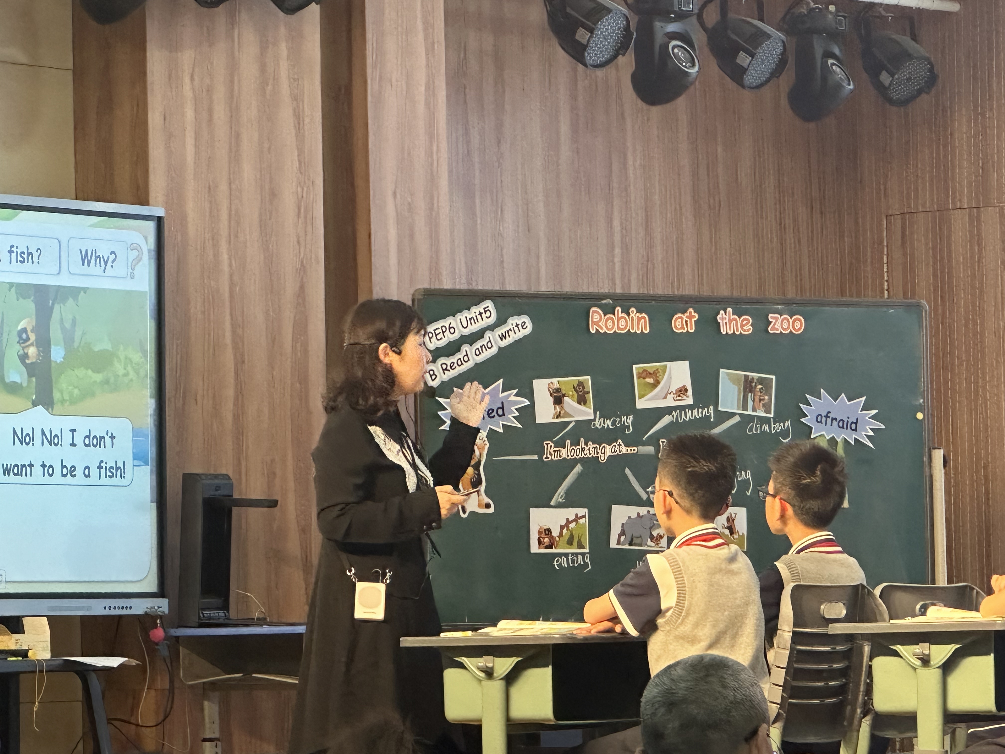 一群小孩在桌子前低可信度描述已自动生成