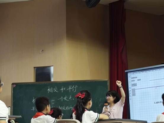 会议室里的人们AI 生成的内容可能不正确。