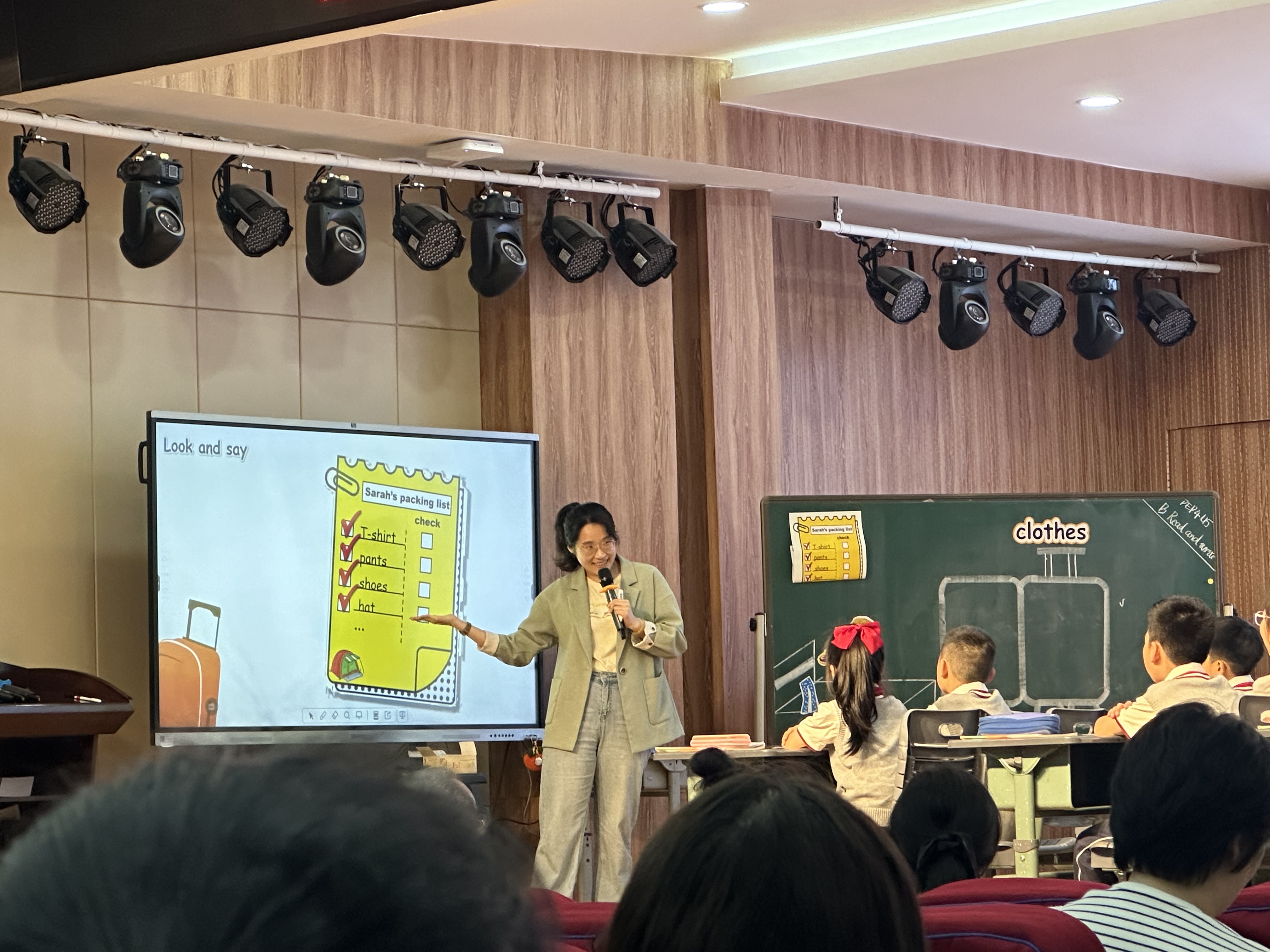 人们在看台上的人在房间里描述已自动生成